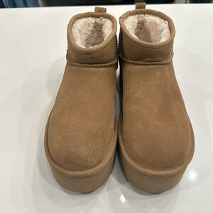 Classic Ultra Mini Ugg Platform size 10 in chestnut